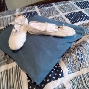 DANCE MATES WHITE BALLET SHOES. SIZE 9 M